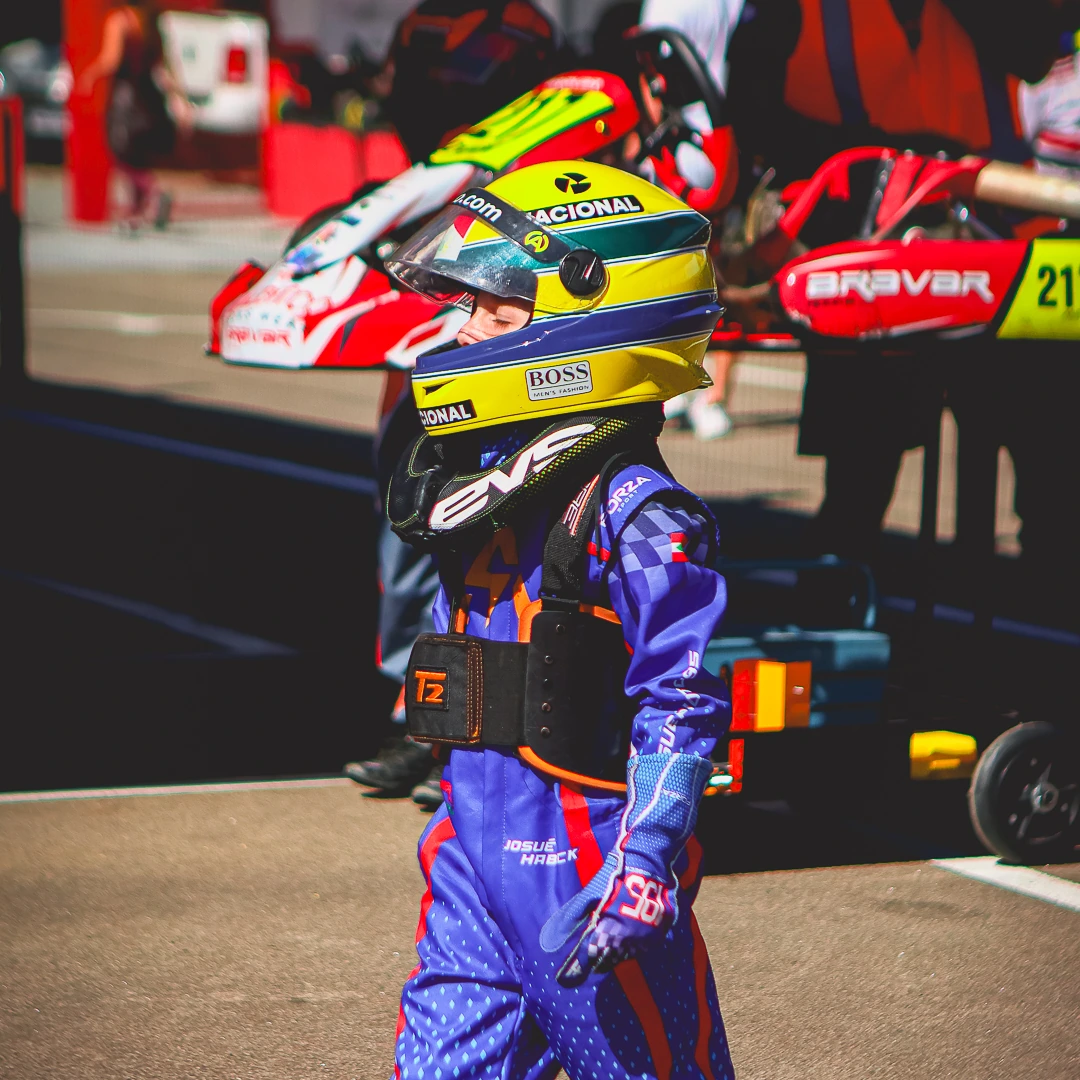 Jovem piloto da Escola de Kart