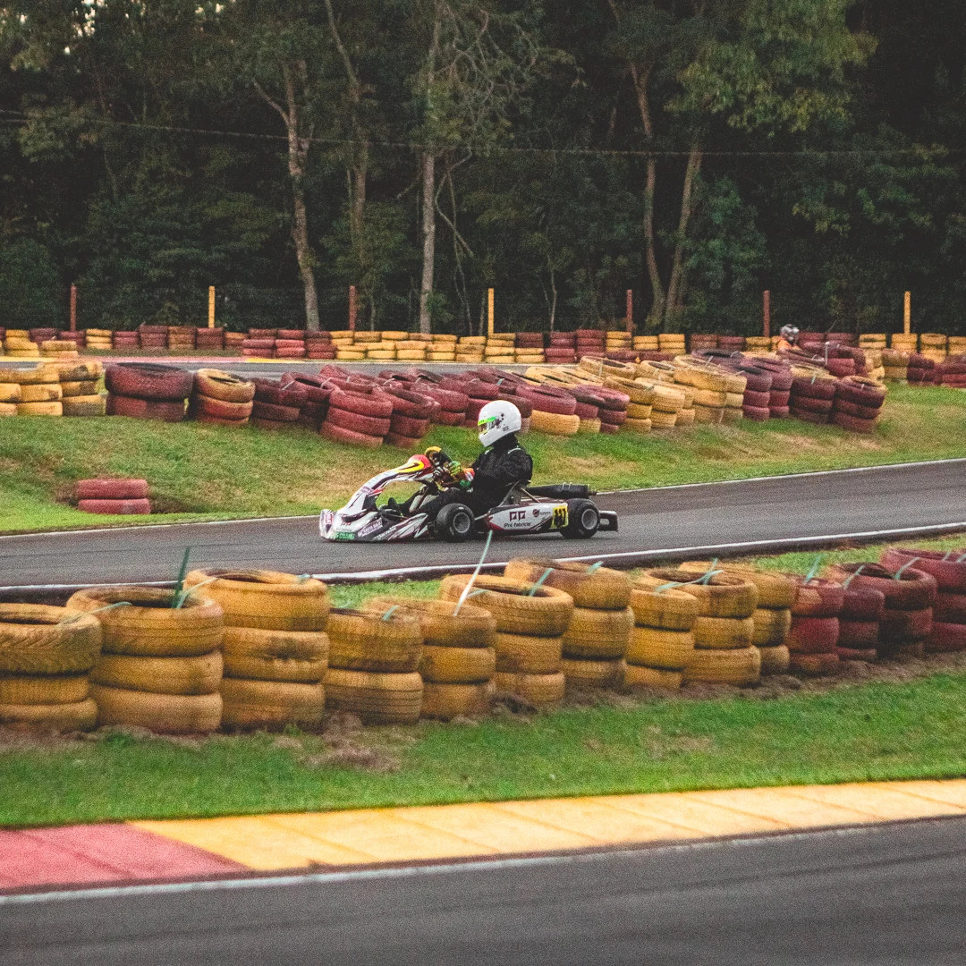 Kart na curva da pista