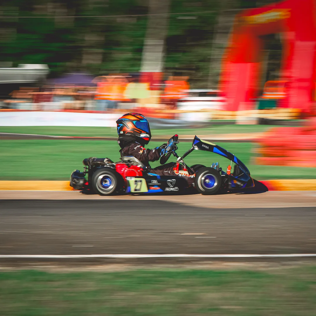 Kart em velocidade na pista